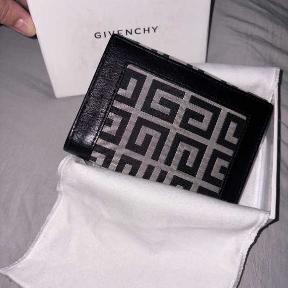 Givenchy Monochrome Key & Card Holder - Picture 2 of 3